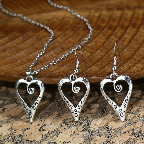 Retro Minimalist Silvery Heart Zinc Alloy Short Earrings & Necklace. - Picture 2 of 3